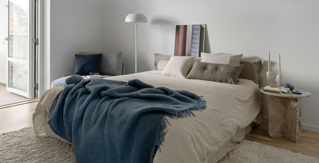 minimalist chic bedroom