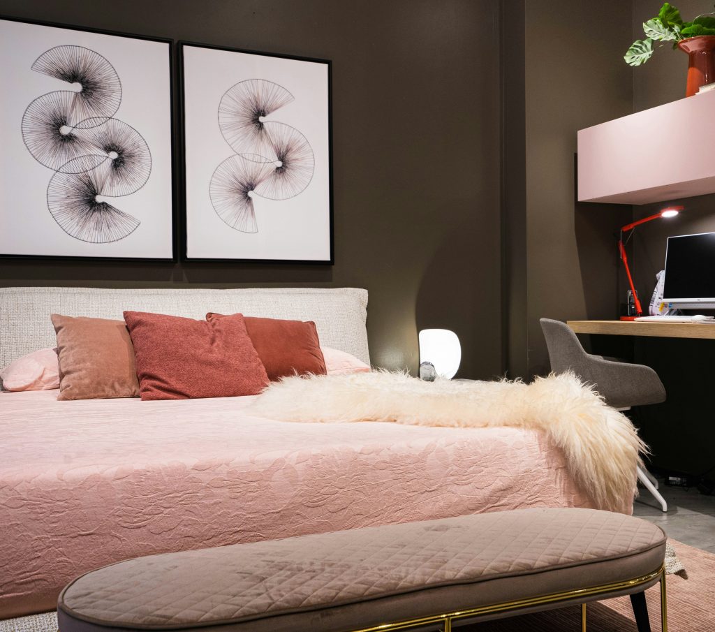 minimalist chic bedroom